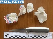 Nascondeva 18 grammi di cocaina e un coltello: arrestato 50enne