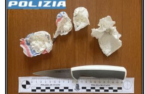 Nascondeva 18 grammi di cocaina e un coltello: arrestato 50enne