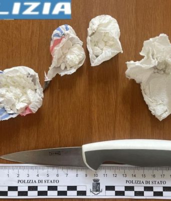 Nascondeva 18 grammi di cocaina e un coltello: arrestato 50enne