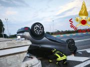 Auto si ribalta al casello di Melegnano, due feriti
