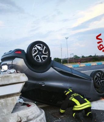 Auto si ribalta al casello di Melegnano, due feriti