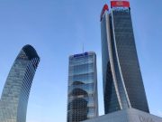 Insegna Generali crolla nel quartiere CityLife