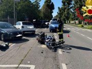 Incidente stradale tra due auto e una moto: ferito il motociclista