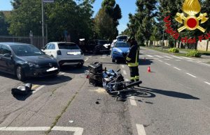 Incidente stradale tra due auto e una moto: ferito il motociclista