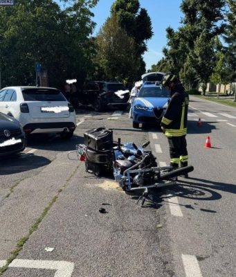 Incidente stradale tra due auto e una moto: ferito il motociclista