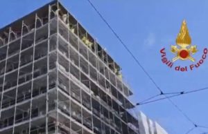 15 operai lodigiani protestano su un ponteggio al settimo piano