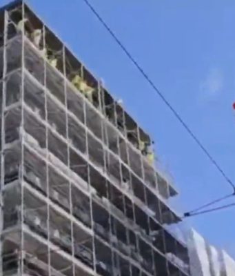 15 operai lodigiani protestano su un ponteggio al settimo piano