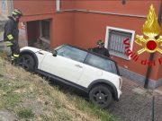 Auto finisce nel giardino di un’abitazione, ferita una 23enne
