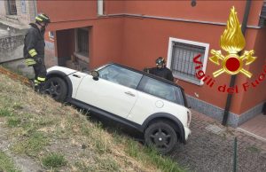 Auto finisce nel giardino di un’abitazione, ferita una 23enne