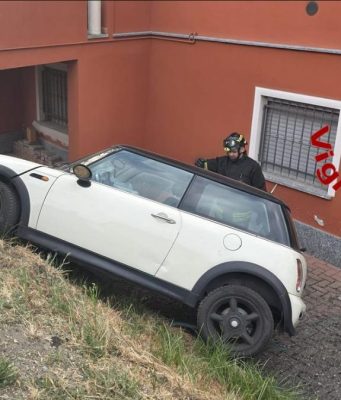Auto finisce nel giardino di un’abitazione, ferita una 23enne