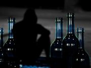 Ubriaco e nudo molesta i passanti, denunciato