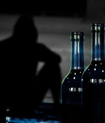 Ubriaco e nudo molesta i passanti, denunciato