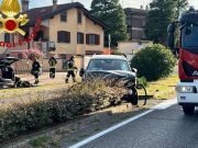 Auto contro vettura in sosta: ferito un 38enne