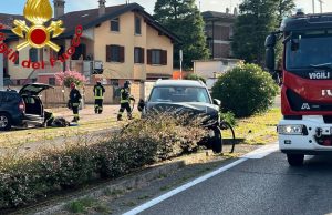 Auto contro vettura in sosta: ferito un 38enne