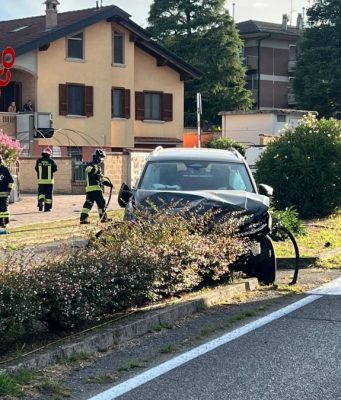 Auto contro vettura in sosta: ferito un 38enne