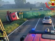 Autotreno carico di alcolici si ribalta a Zelo Buon Persico sulla SP16