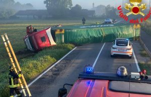Autotreno carico di alcolici si ribalta a Zelo Buon Persico sulla SP16