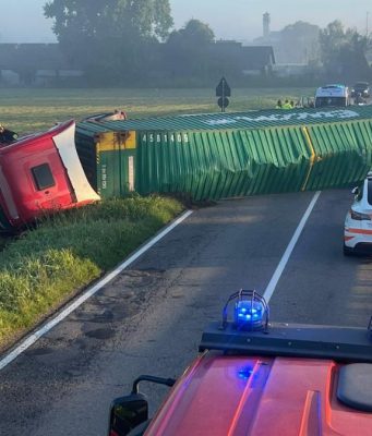 Autotreno carico di alcolici si ribalta a Zelo Buon Persico sulla SP16