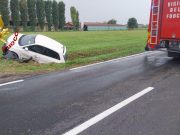 Auto finisce in un fossato a Casalmaiocco: 71enne ferito