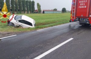 Auto finisce in un fossato a Casalmaiocco: 71enne ferito