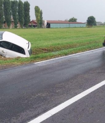 Auto finisce in un fossato a Casalmaiocco: 71enne ferito