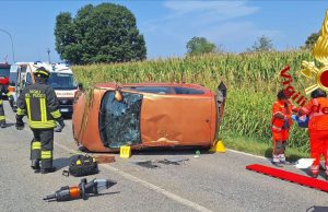 Auto si ribalta sulla SP19 a Graffignana: 29enne in ospedale