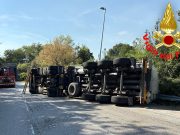 Cisterna si ribalta con 35mila litri di sostanza chimica: strada chiusa