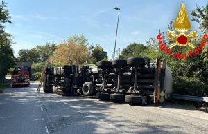 Cisterna si ribalta con 35mila litri di sostanza chimica: strada chiusa