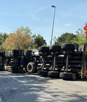 Cisterna si ribalta con 35mila litri di sostanza chimica: strada chiusa