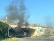 Boato e fiamme: camion prende fuoco in rotonda