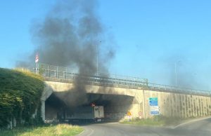 Boato e fiamme: camion prende fuoco in rotonda