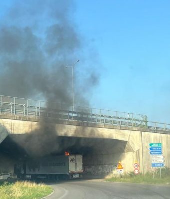 Boato e fiamme: camion prende fuoco in rotonda