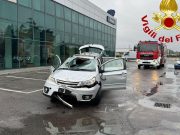 Esce di strada e piomba nel parcheggio di un’azienda: 45enne ferita