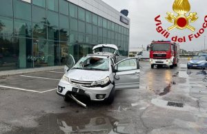 Esce di strada e piomba nel parcheggio di un’azienda: 45enne ferita