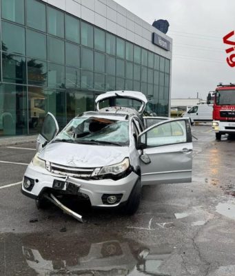 Esce di strada e piomba nel parcheggio di un’azienda: 45enne ferita