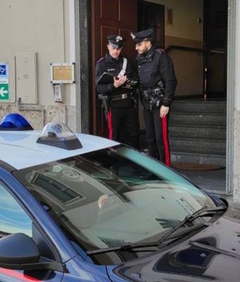 Aggredisce un coetaneo per rapinarlo:17enne finisce in comunità