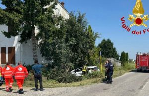 Auto fuori strada a Brembio, feriti mamma e figlio di 2 anni