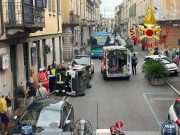 Scontro tra due auto, una si ribalta: ferita una donna di 52 anni