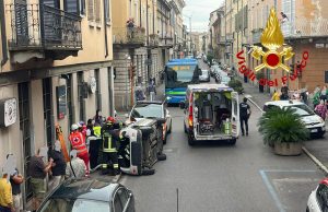 Scontro tra due auto, una si ribalta: ferita una donna di 52 anni
