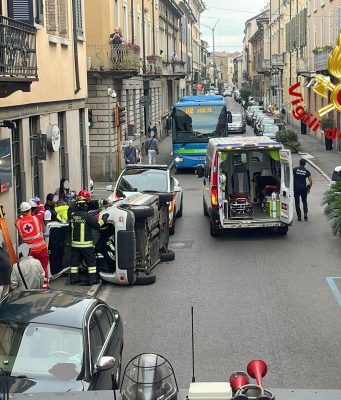 Scontro tra due auto, una si ribalta: ferita una donna di 52 anni