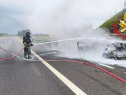 Fiamme sull’A1 a Somaglia: auto distrutta, traffico in tilt
