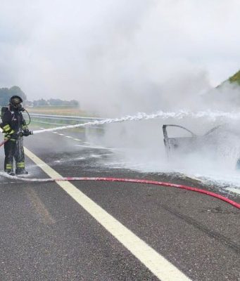 Fiamme sull’A1 a Somaglia: auto distrutta, traffico in tilt