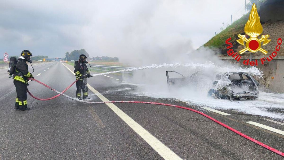 Fiamme sull’A1 a Somaglia: auto distrutta, traffico in tilt - ÈliveLodi TV