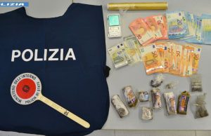 Scoperto hashish nascosto in un peluche: arrestato 45enne