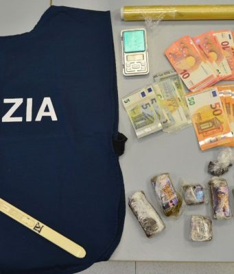 Scoperto hashish nascosto in un peluche: arrestato 45enne