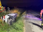Casaletto Lodigiano, auto fuori strada nella notte: due feriti