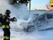 Paura sulla SS 235: auto distrutta dalle fiamme, nessun ferito