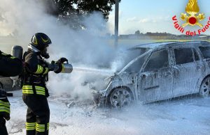 Paura sulla SS 235: auto distrutta dalle fiamme, nessun ferito