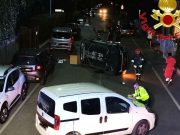 Auto urta tre macchine e si ribalta: 65enne intrappolato