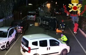 Auto urta tre macchine e si ribalta: 65enne intrappolato